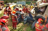 Simulacro de rescate vehicular con víctimas múltiples