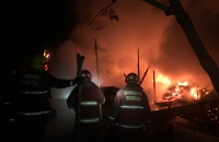 02:58 Voraz incendio, explosión y cuatro heridos en el Barrio Cañadón 