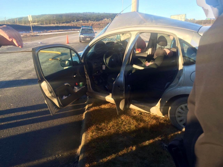 Accidente vehicular, acceso Aeropuerto Internacional Malvinas Argentina de la ciudad de Ushuaia.