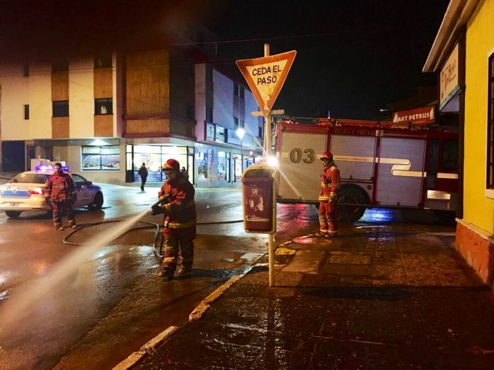 Se concurre a una perdida de combustible en vía pública 