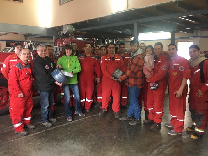 La Embajadora de Ushuaia Viviana Remy, entrega  Luces para el de Árbol de Navidad