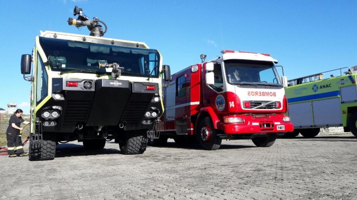 Entrenamientos con Bomberos del Aeropuerto Internacional Malvinas Argentina de la ciudad de Ushuaia