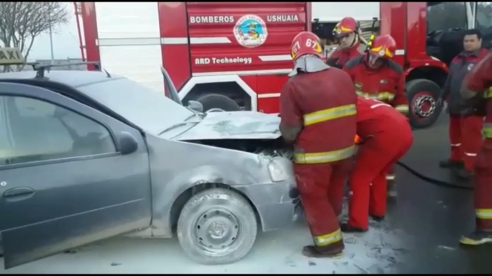 18/16/16 Incendio Vehiclo Calle Darwin y Gob. Deloqui