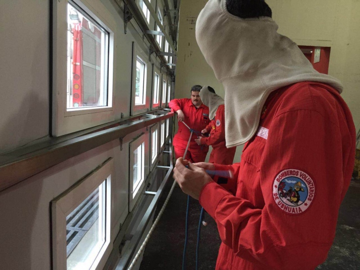 Nudo a ciegas y postas en equipo combinado con actividad física 
