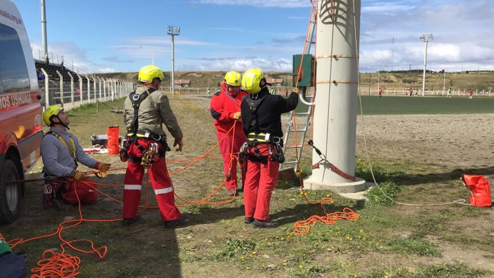 Practica Rescate con Cuerdas, en las columnas de iluminación de la cancha del polideportivo