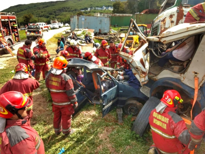 Simulacro de rescate vehicular con víctimas múltiples