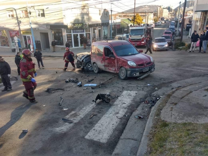 VIOLENTA COLISIÓN, TERMINA CON 4 LESIONADOS 