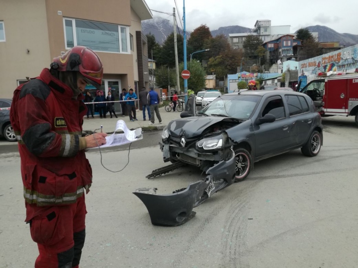 Violenta colisión vial en Kuanip y Namuncurá, Tres lesionados