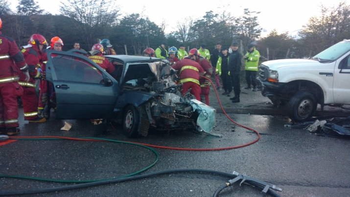 07:20 hs Violento impacto de un vehiculo con un camion estacionado