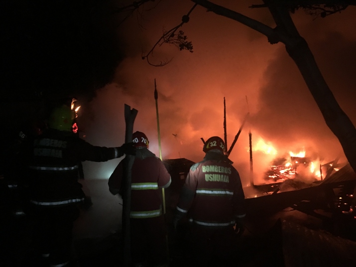 02:58 Voraz incendio, explosión y cuatro heridos en el Barrio Cañadón 